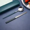 Edelstahl Besteck Set tragbar Löffel und Stäbchen grüner Griff für den täglichen Gebrauch - Set aus Löffel und Essstäbchen in Grün-Silber