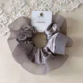 Grauer Satin Organza Haargummi Detailansicht, elegantes Haaraccessoire für den Alltag. - Satin Organza Doppelschicht Nähte / Grau