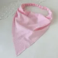 Vista detallada de la diadema triangular con patrón de cuadros rosa, accesorio elástico. - Talla Extendida / Cuadros Rosas