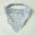 Dettaglio di fascia per capelli in chiffon floreale, foulard estivo blu leggero. - Fazzoletto triangolare / Floreale Blu