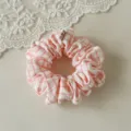 Gros plan du chouchou en tissu à carreaux roses et blancs, design doux et élastique. - S / Rose Orangé