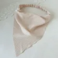Pañuelo triangular de cuadros marrón y blanco con elástico, diseño de tela suave para mujeres. - Talla Extendida / Cuadros Beige