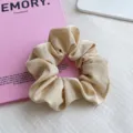 Koreanischer minimalistischer, einfarbiger Satin Haargummi Haaraccessoire Detailbild. - Aprikose Satin