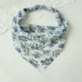 Vista di dettaglio della fascia per capelli a bandana triangolare in chiffon floreale. - Fazzoletto triangolare / Ramo Verde