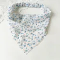 Dettaglio foulard capelli triangolare in chiffon floreale, elegante accessorio vacanza donna. - Fazzoletto triangolare / Paisley Blu