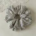 Chouchou de cheveux à grand motif écossais style français élastique noir et blanc - Coupe régulière / Crème à carreaux noirs