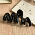 Black wavy hair claw clip for women, stylish minimalist hair accessory for daily elegant updos. - Dopamine Black