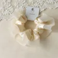 Elegantes beige Satin Haargummi mit Organza Rüschenrand, schickes Haaraccessoire für Damen. - Satin Organza Doppelschicht Nähte / Beige