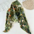 Detailansicht eines vintage grünen Blumendruck-Dreischeidtuches mit feinem Muster. - Grünes Blumenmuster Dreieckstuch