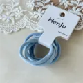 Minimalistische blauw fluwelen haarelastiekjes set met handige papieren kaart verpakking. - Helemaal Blauw