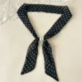 Schickes schwarzes Pünktchen-Schal mit Perlenanhänger, elegante koreanische Halskette. - Schwarz gepunkteter Schal