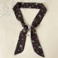 Chic braunes geometrisches dünnes Seidentuch als Halskette mit feiner Marmorperle - Kaffee- & blaue Seidenschal mit Rauten