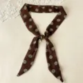Koreanischer Retro-Polka-Dot-Seidenschal-Halskette mit Perlenschnalle, vielseitiges Band. - Braun- & grüner Seidenschal mit Punkten