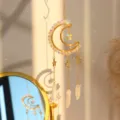 Acchiappasole luna in cristallo dorato con cristalli di quarzo grezzo per decorare finestre. - Luna Colore AB