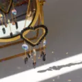 Acchiappasole in cristallo a forma di cuore pendente sospeso con perle nere e prisma - Cuore Nero