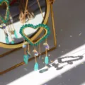 Pendente acchiappasole in cristallo a forma di cuore con prismi per decorazione giardino. - Cuore Verde Pavone