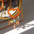 Ciondolo acchiappasole a cuore in cristallo arancione con ciondoli farfalla e prismi var - Cuore - Arancione
