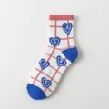 Damen Mittelsocken aus Baumwolle mit rosa Karo und blauem Herzmuster, bequem. - Einheitsgröße / Rotes Karo auf weißem Grund
