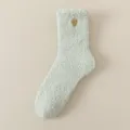 Chaussettes douillettes en polaire corail vert menthe avec une jolie broderie cœur doré. - Taille unique / Vert clair