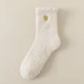 Chaussettes d'hiver douillettes en polaire corail pour femmes, broderie cœur, variante crème. - Taille unique / Chair