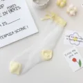 Calze da donna in seta cristallo trasparente con fiocchi gialli e suola in cotone. - Taglia unica / Giallo con Fiocco