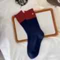 Chaussettes mi-hautes en laine tricotées bloc de couleur bouton en bois automne hiver chaud - Taille unique / Bord de chaussette rouge