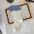 Chaussettes en laine d'hiver douillettes pour femmes, couleur contrastée avec boutons chauds. - Taille unique / Bord-côte de chaussette bleu