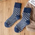 Dicke Kaschmir Winter Socken für Damen, warme blaue Karomuster Wollsocken für gemütliche Nächte. - Einheitsgröße / Rautenmuster