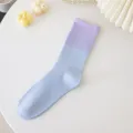 Calcetines de mujer con degradado azul y violeta, cómodos calcetines de algodón de colores. - Talla única / Calcetines con puños morados