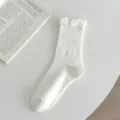 Calcetines blancos con volantes a media pantorrilla para mujer, algodón puro y bonitos - Talla única / Blanco