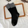 Chaussettes d'hiver épaisses en laine avec revers contrasté et bouton en bois. - Taille unique / Revers Gris Foncé