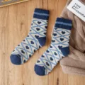 Dicke warme Wintersocken mit blauem und beigem Herz Rauten Strickmuster kuschelig Hausbekleidung - Einheitsgröße / Herz