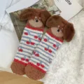 Schattige pluizige hond pluche winter warme koraal fleece middensokken met strepen en patroon. - Eén maat / Kers