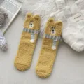 Calcetines de suelo de felpa de oso lindo para mujer, calcetines de invierno cálidos en amarillo. - Talla única / Amarillo