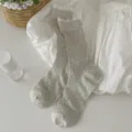 Graue gerippte Wadenstrümpfe mit zarter weißer Spitzenborte, japanische Baumwollsocken. - Einheitsgröße / Grau