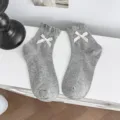 Calcetines de algodón gris para mujer con bonitos lazos blancos, calcetines cortos con volantes. - Talla única / Gris