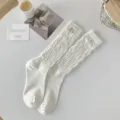 Calcetines apilados blancos lisos con etiqueta de tela, estilo japones casual diario. - Talla única / Blanco