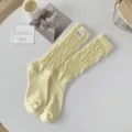 Chaussettes mi-hautes slouch jaune clair avec étiquette en tissu, style japonais doux. - Taille unique / Jaune