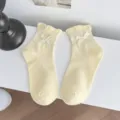 Bonitos calcetines cortos amarillos de mujer con lazos blancos y volantes. Estilo tierno. - Talla única / Amarillo claro