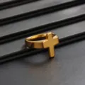 Gros plan détaillé d'un anneau de croix doré avec une surface polie lisse et élégante. - Bague en Forme de Croix (01092) / Or