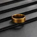 Vue détaillée de la bague en métal doré brossé mettant en valeur ses superbes finitions. - Bague Biseautée Brossée (01094) / Or