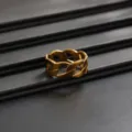 Vue détaillée de la bague chaîne dorée pour hommes, avec un superbe design géométrique rétro. - Bague Chaîne Ajourée (01096) / Or