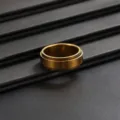 Vue de détail en gros plan de la bague tournante dorée brossée montrant la belle texture. - Bague Tournante Brossée (01095) / Or