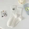 Witte katoenen sokken middelhoog met zwart hart en letter borduurontwerp, trendy Koreaanse stijl. - Eén maat / Zwart
