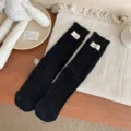 Koreaanse stijl zwarte katoenen middenkousen met klein stoffen label, comfortabel geribd. - Eén maat / Zwart