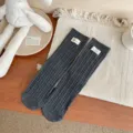 Donkergrijze geribbelde katoenen dames sokken met schattige mini stoffen label details. - Eén maat / donkergrijs