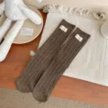 Koreaanse stijl geribbelde katoenen sokken voor dames, comfortabel met klein stoffen label. - Eén maat / Donker Koffie