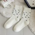 Dicke winterliche thermische Mittelsocken aus Baumwolle für Damen, kuschelige Frotteesocken mit Zahlen. - Einheitsgröße / Weiß