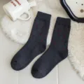 Dicke Wintersocken Damen, dunkelgraue Baumwoll Frottee Thermosocken mit roten Ziffern Muster. - Einheitsgröße / Grau