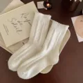 Japanische einfarbige Wollsocken mit süßen Rüschen, dicke warme Wintersocken für Damen. - Einheitsgröße / Reinweiß